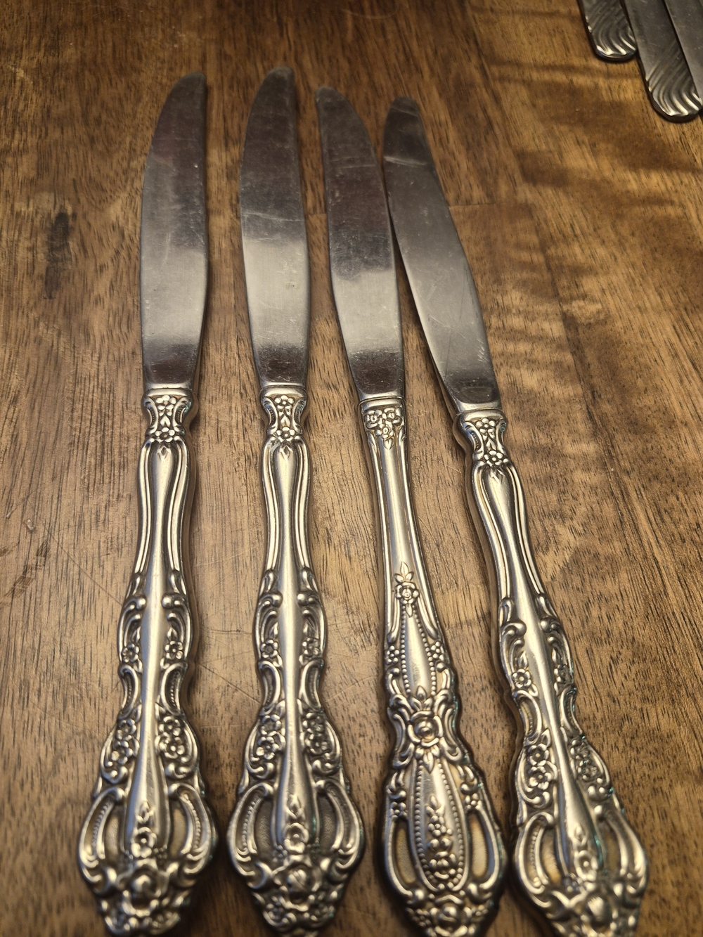 Oneida Stainless Steel Ornate Dinner Knives - Silver Finish, Micheangelo Pattern